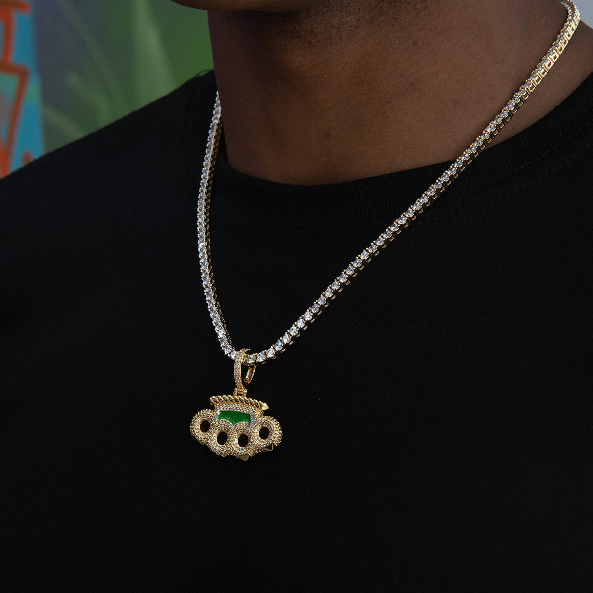 GLD Men Poing Doré Pendant in Yellow Gold
