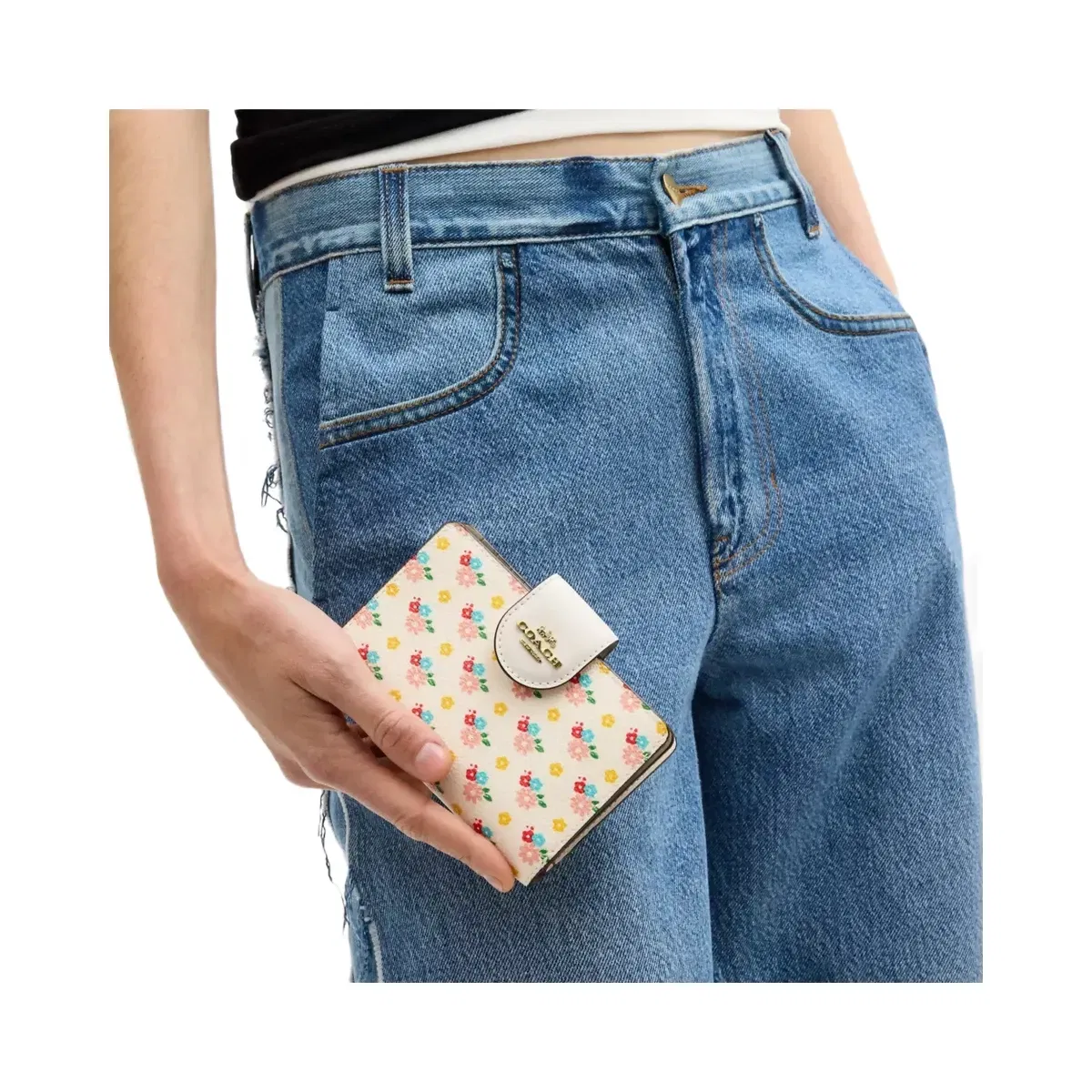 Coach Medium Corner Zip Wallet With Floral Print in Gold Chalk Multi