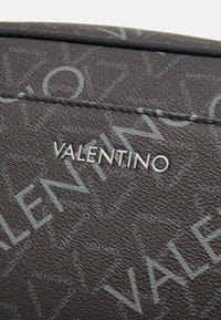 Valentino Zefir Wash Bag Nero/Multicolor