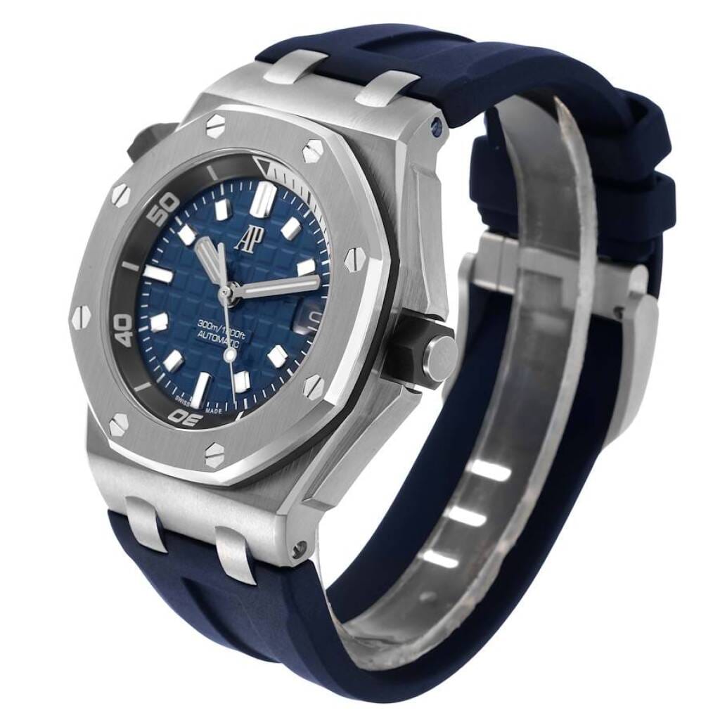 Royal Oak Offshore (Reference 15720ST.OO.A027CA.01). A 42mm stainless steel automatic wristwatch with date.