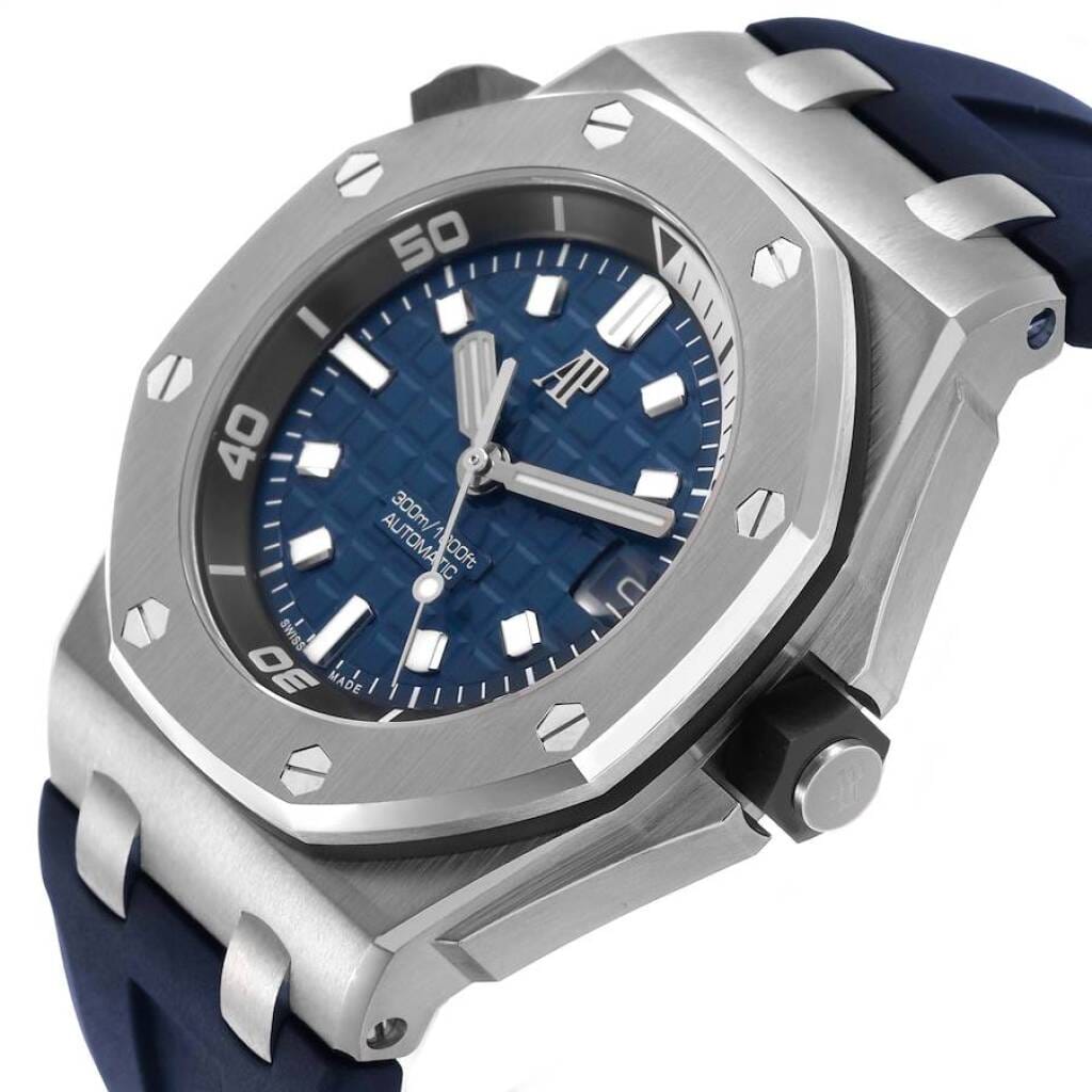 Royal Oak Offshore (Reference 15720ST.OO.A027CA.01). A 42mm stainless steel automatic wristwatch with date.