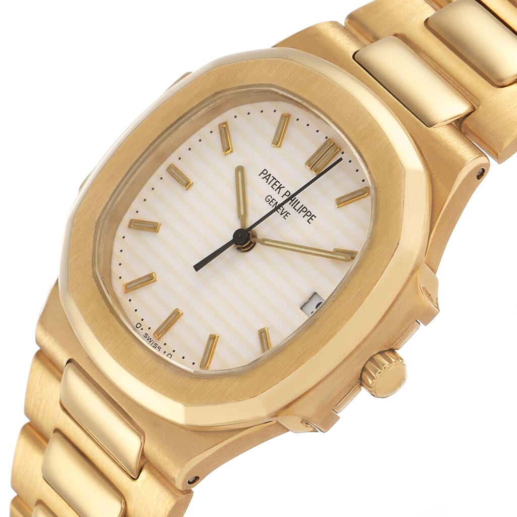 Nautilus (Reference 3900/1). A 33mm yellow gold quartz wristwatch with date.
