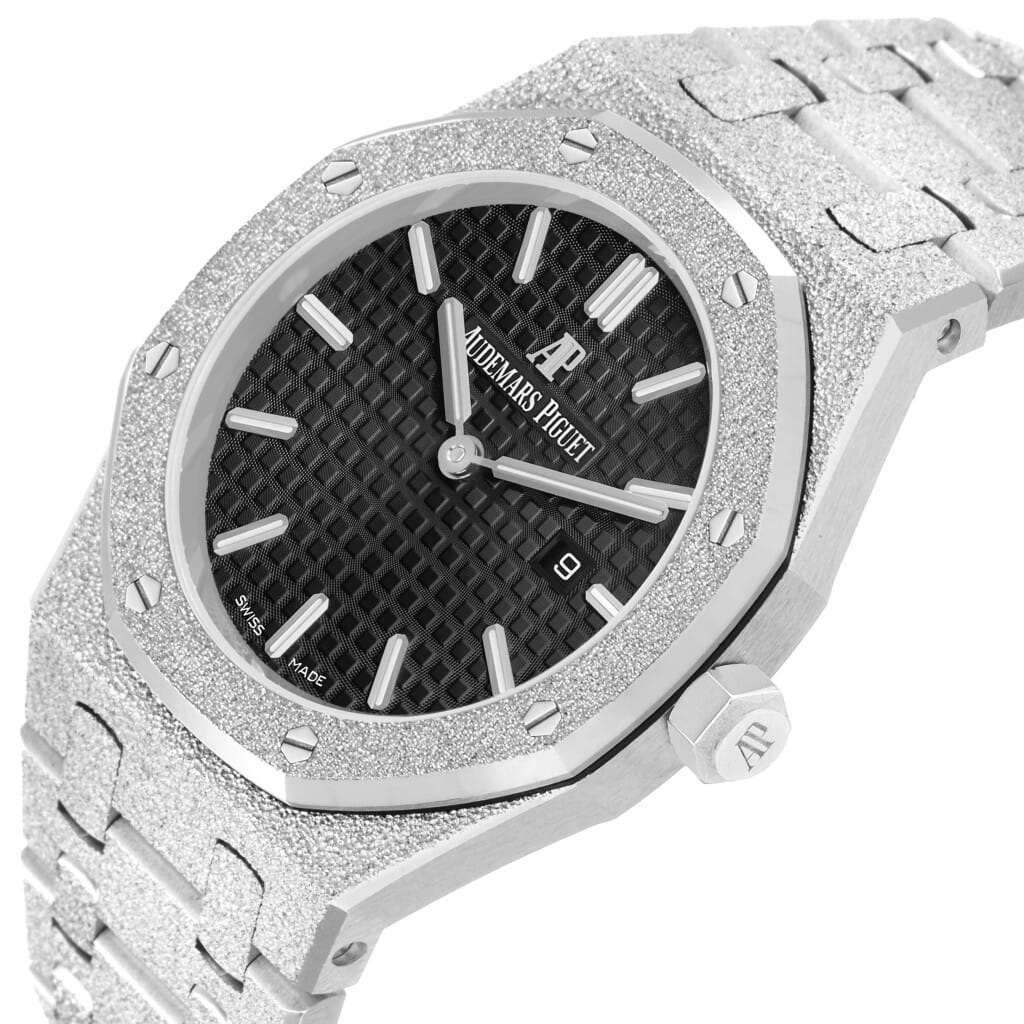 Royal Oak 'Frosted' (Reference 67653BC). A 33mm white gold quartz wristwatch with date.