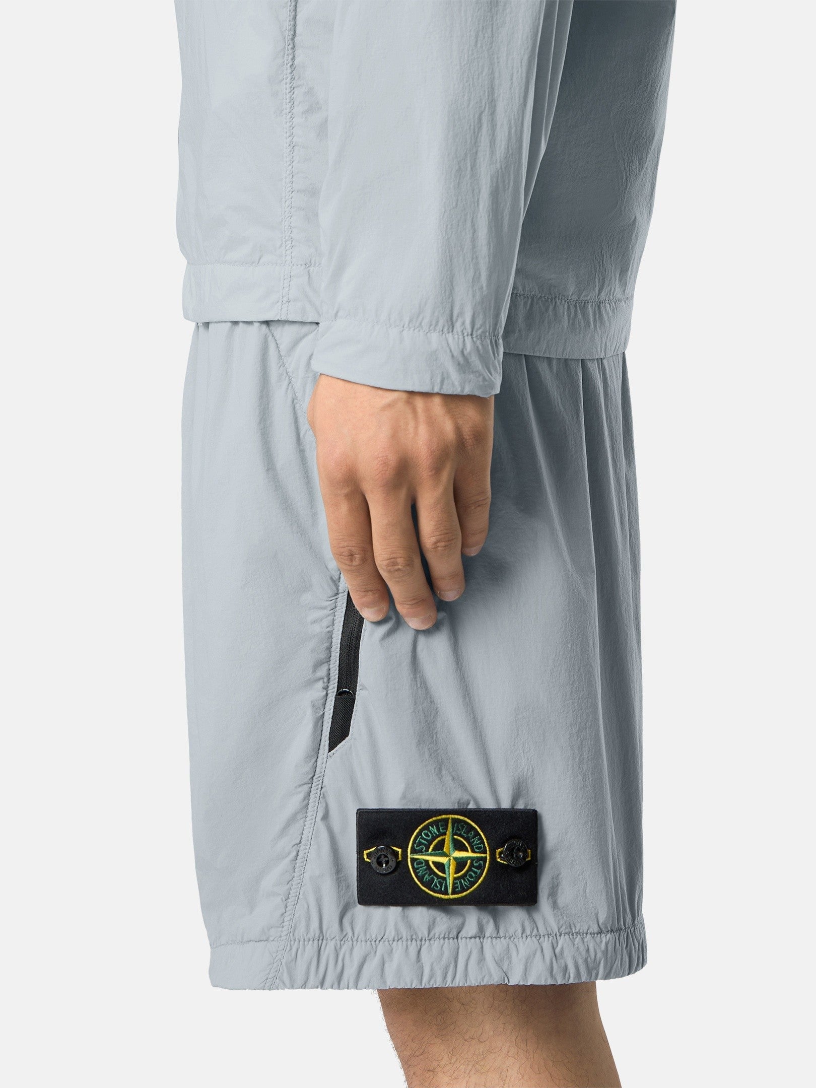 Stone Island Loose-Wide-Leg-Fit Jogger Shorts with Zip Pockets L100004
