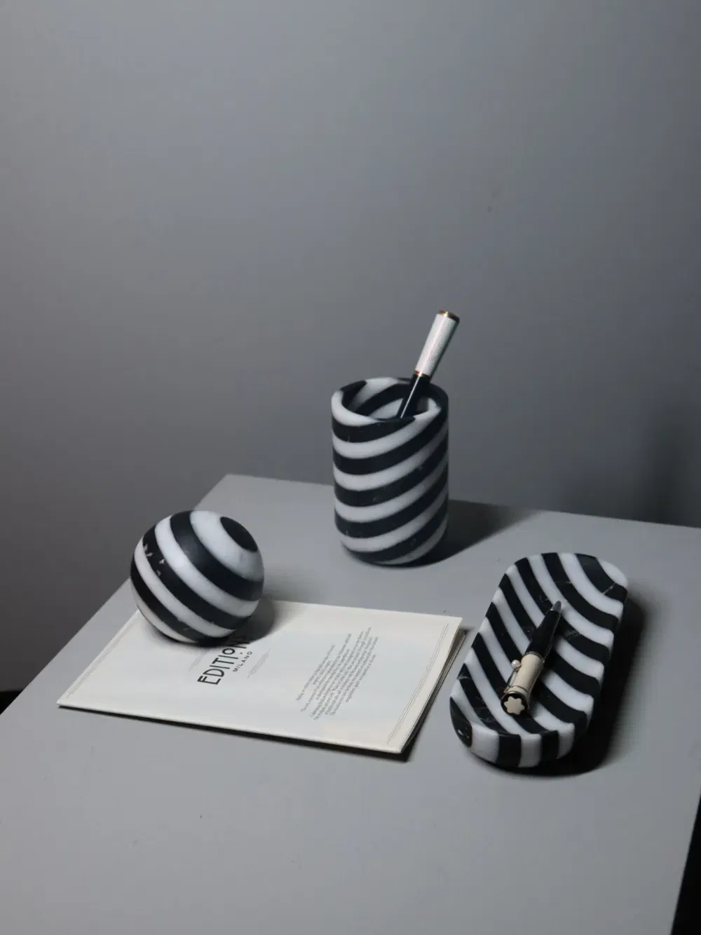 Alice paper weight (8cm)