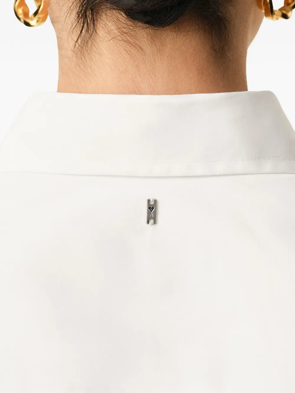Sharp-collar fitted shirt