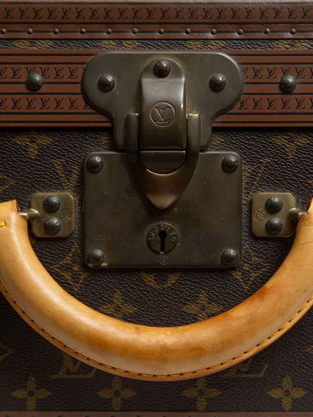 Alzer 65 suitcase