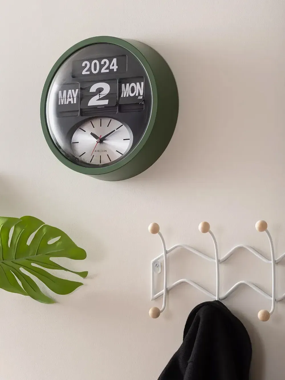 date-display wall clock