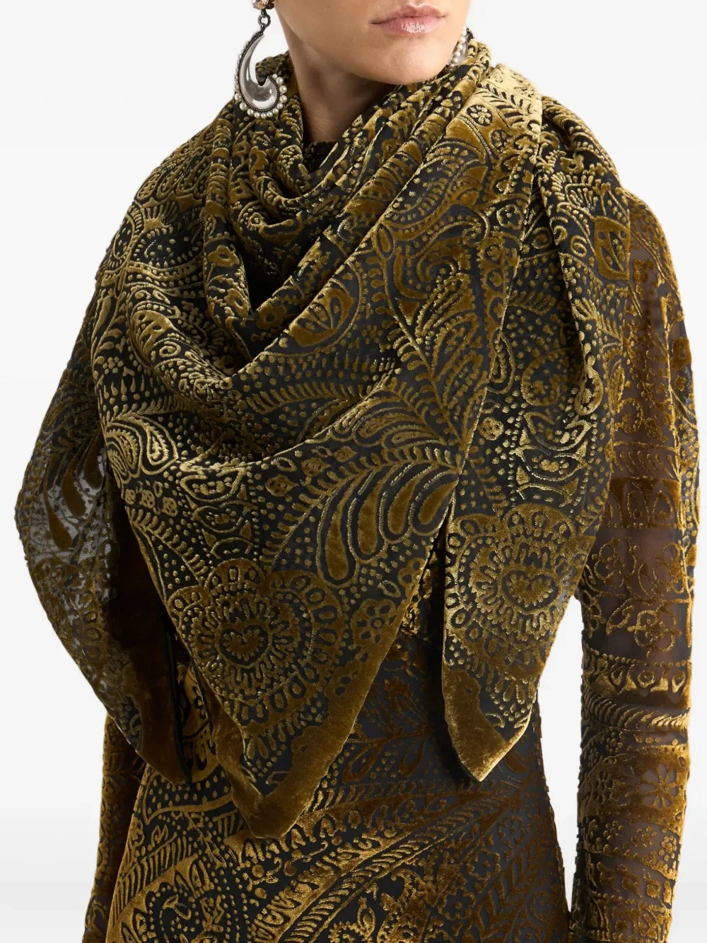 velvet-effect paisley shawl