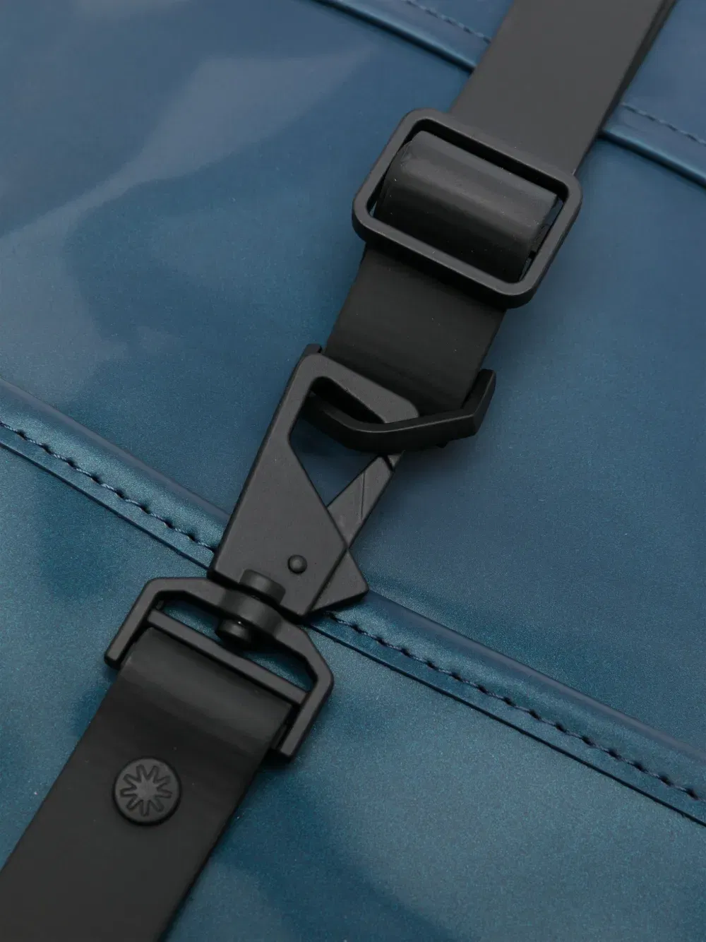 carabiner-fastening waterproof backpack