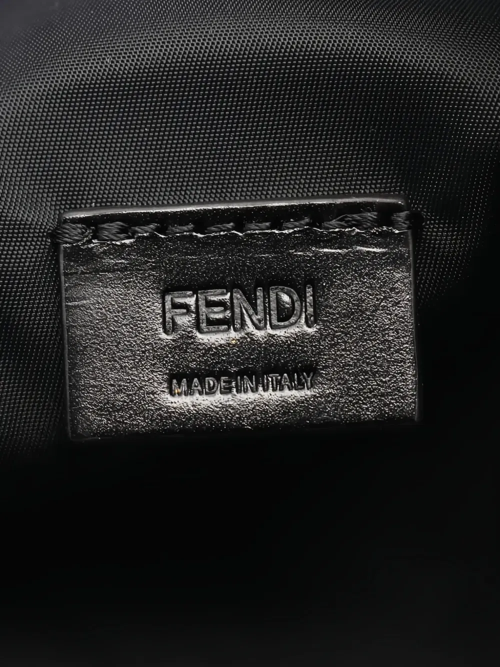 10s logo-embossed wash bag